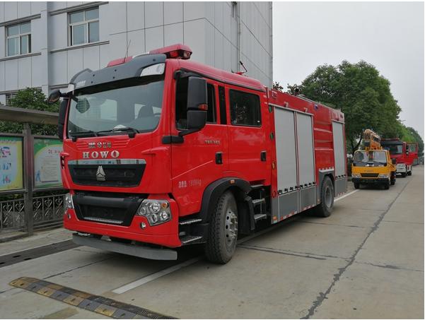 重汽豪沃干粉泡沫聯(lián)用消防車(chē)